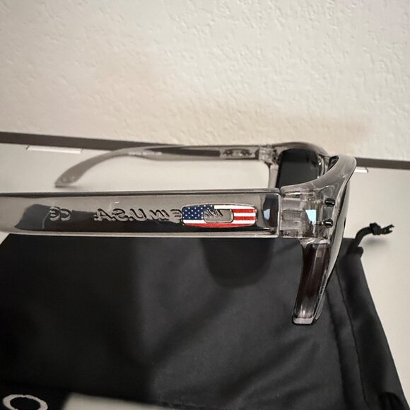 OO9102 Oakley Holbrook USA Flag Collection Smoke Gray Frame - Picture 6 of 9